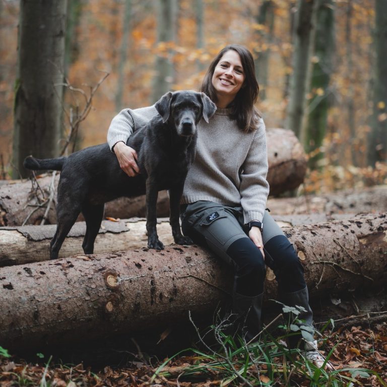 Hundetrainerin in Waldenbuch und Hund beim gemeinsamen Balance- und Vertrauensmoment in der Natur Hund & Trainerin auf einem Baumstamm